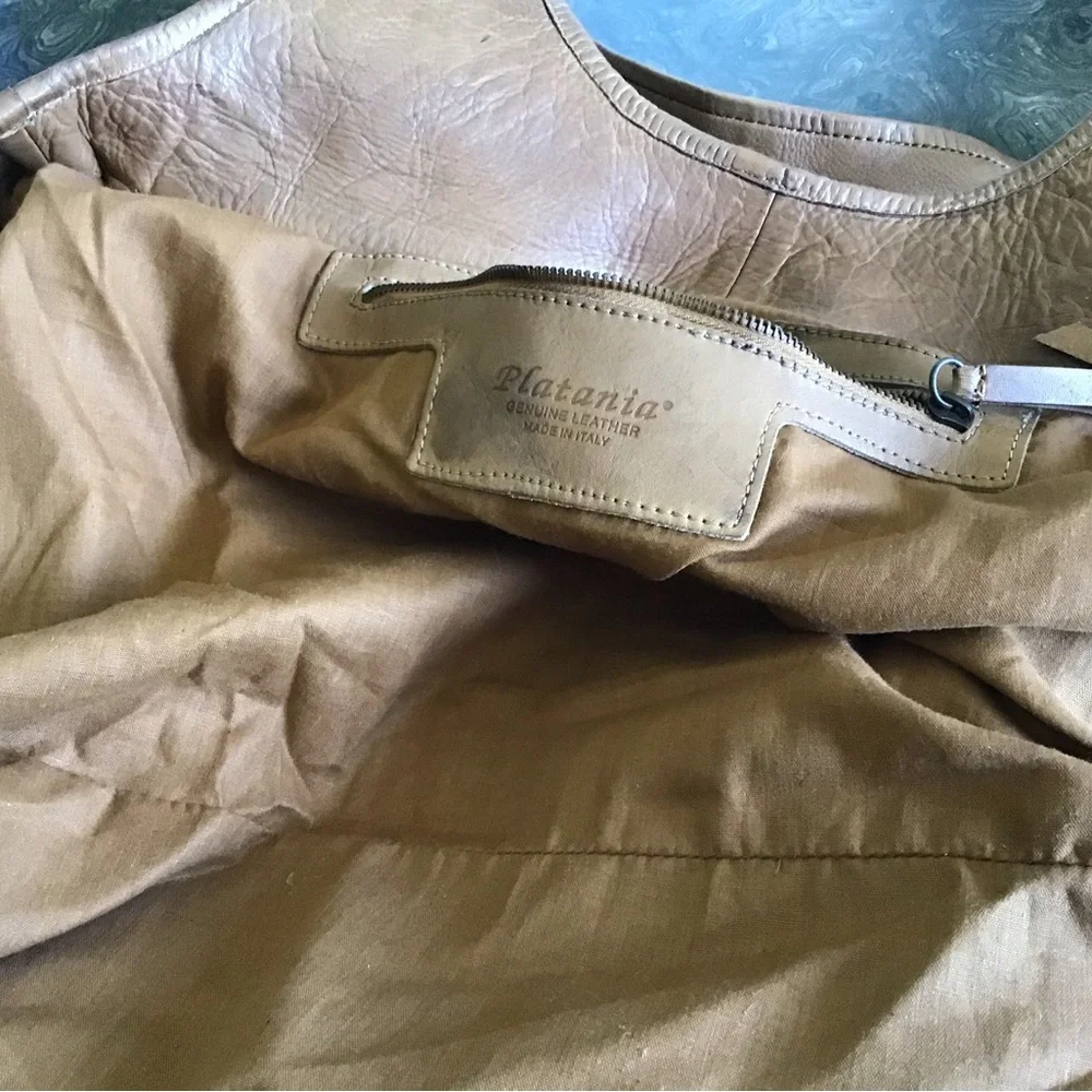 Beautiful Italian leather shoulder bag.  Made in Italy. - Picture 6 of 7